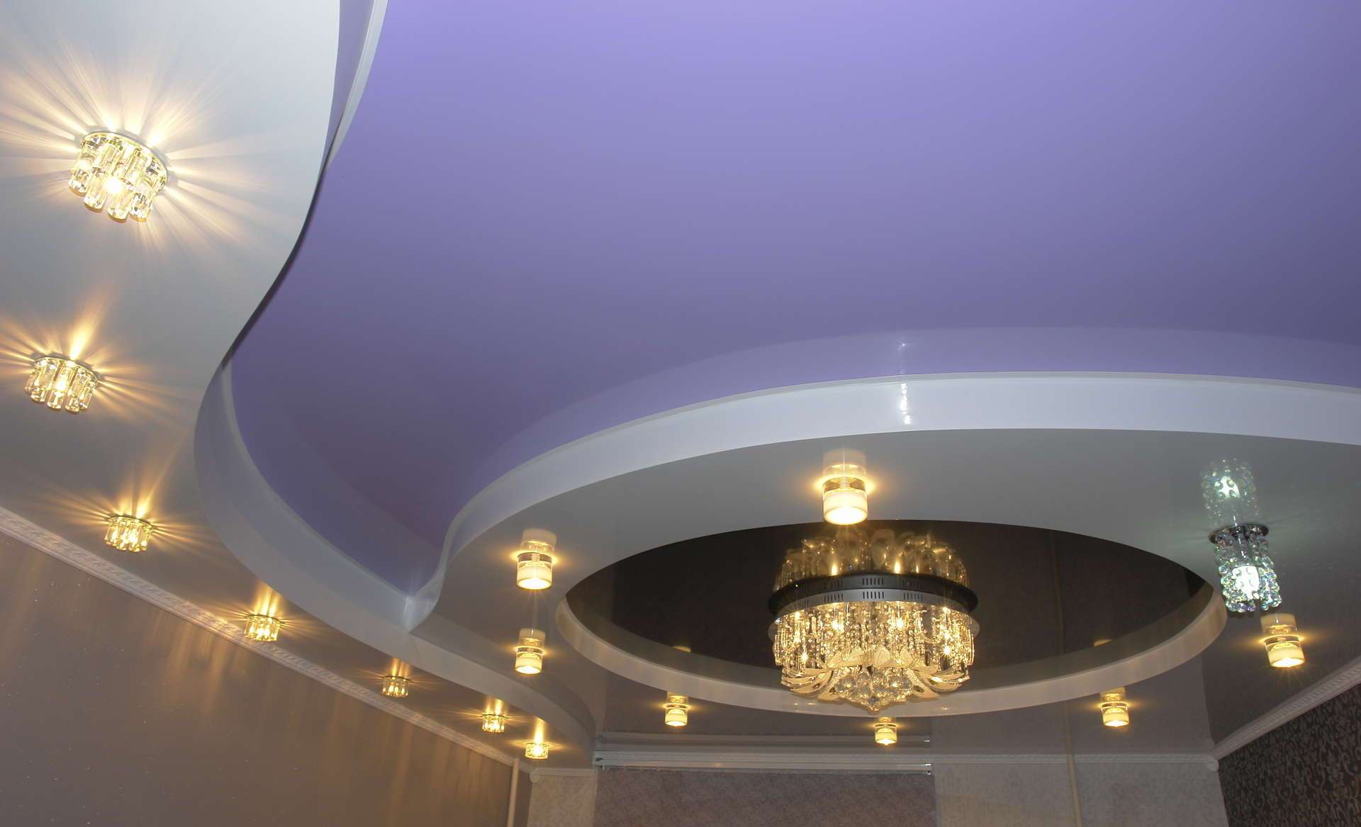 سقف تمتد في الممر