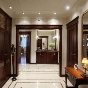 papier peint pour le couloir avec des portes sombres