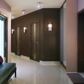 papier peint pour le couloir avec des portes sombres