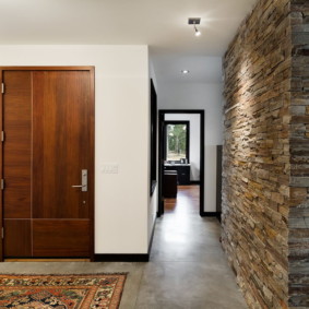 papier peint et pierre décorative à l'intérieur des idées de couloir