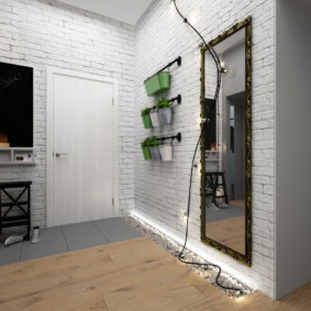 papier peint sous la brique dans le couloir