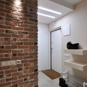 papier peint sous la brique dans le décor du couloir