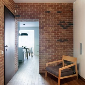 papier peint sous une brique dans le décor du couloir