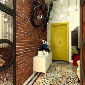 papier peint sous une brique dans le décor photo du couloir