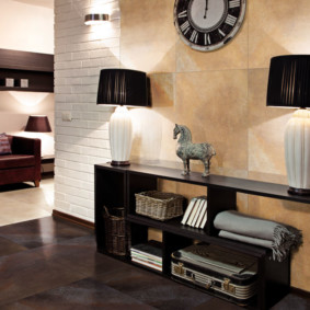 papier peint sous une brique dans les idées de décoration de couloir