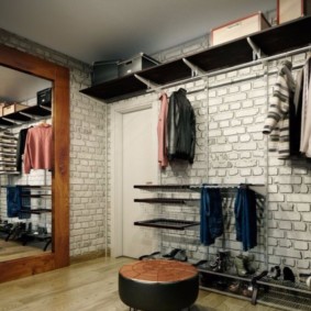 papier peint sous une brique à l'intérieur du couloir