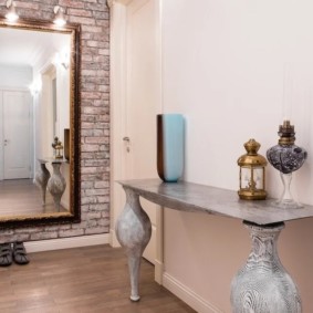 papier peint sous une brique dans le couloir photo intérieur