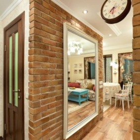 papier peint sous une brique dans le hall