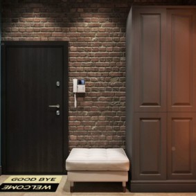 papier peint sous une brique dans le hall