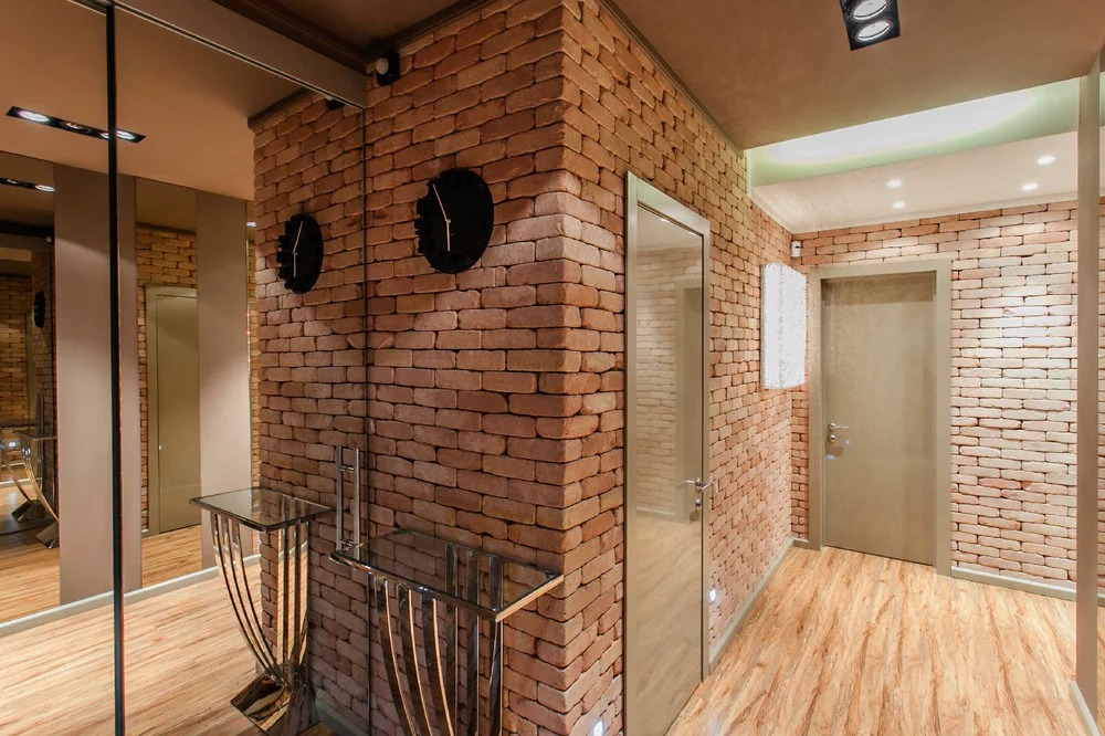 papier peint sous la brique dans la conception du couloir