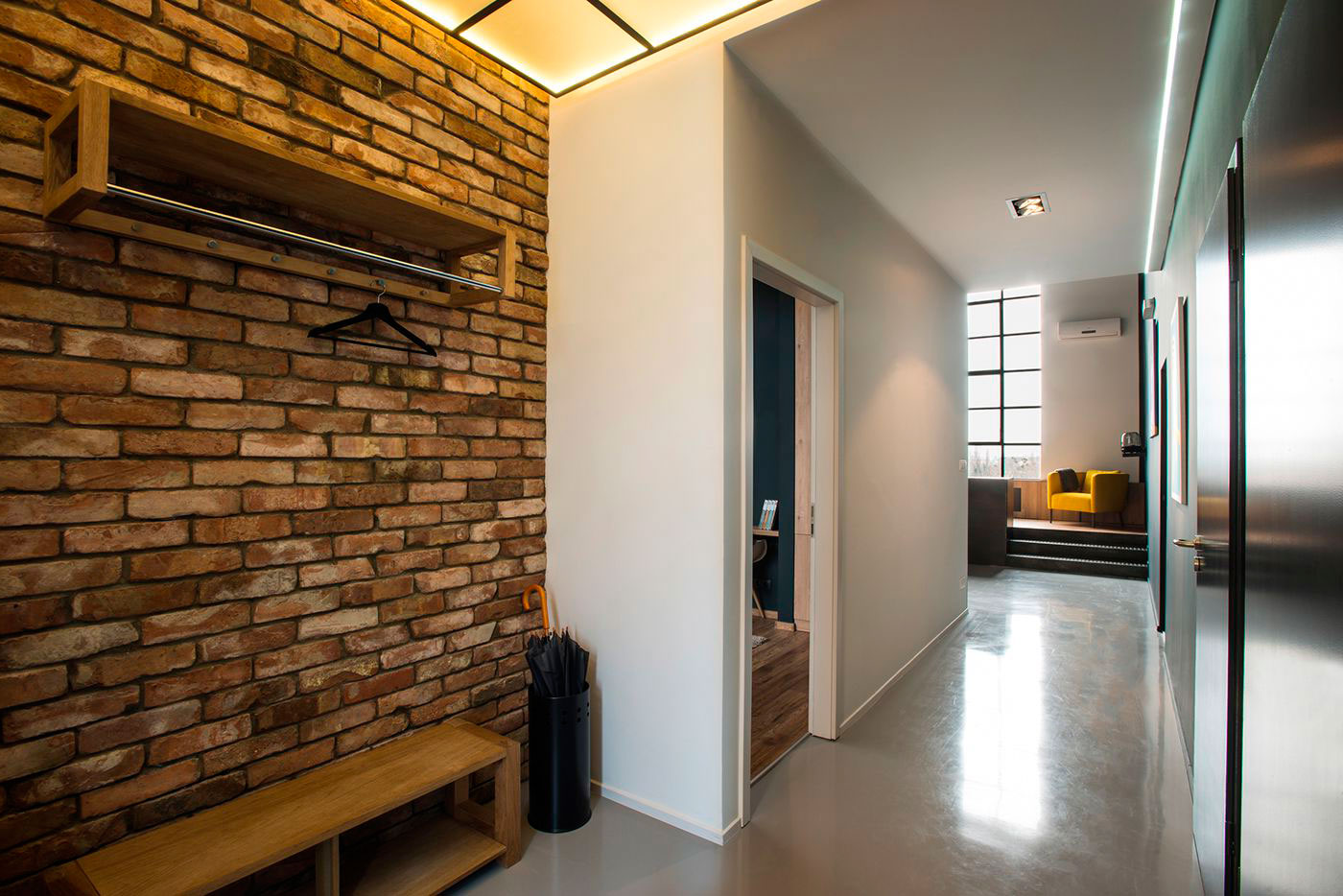 papier peint sous une brique dans le couloir photo design