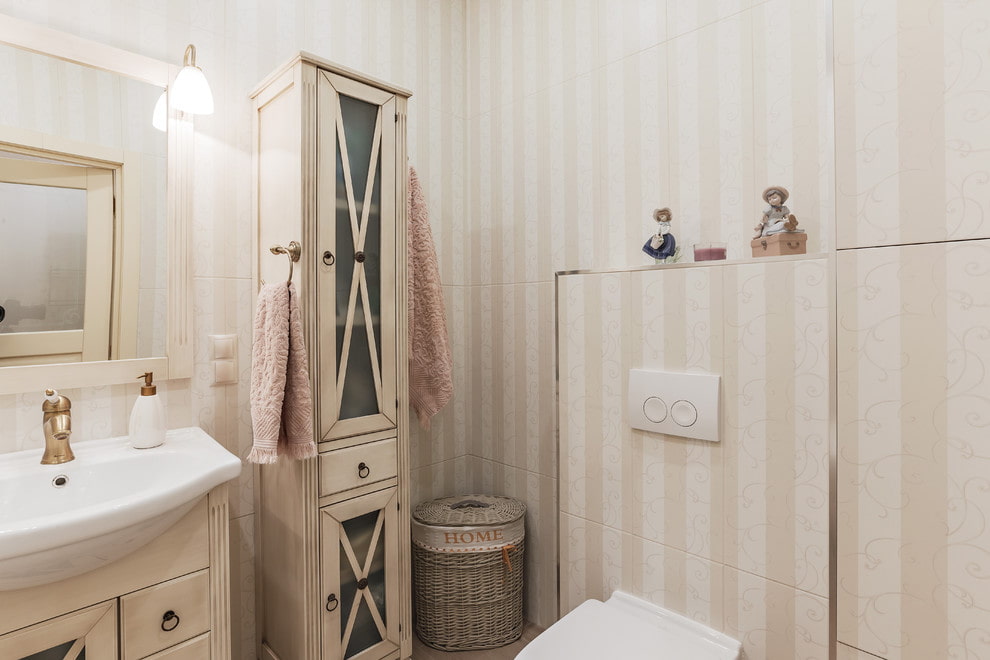 Striped wallpaper in the interior of the bathroom