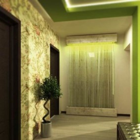 papier peint dans un couloir vert clair