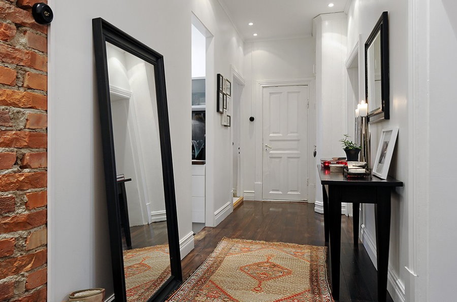 Grand miroir dans un cadre noir