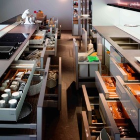 organização do espaço na cozinha interior foto