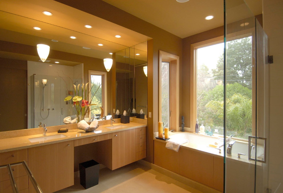 Banyoda büyük aynalı aksesuarlar