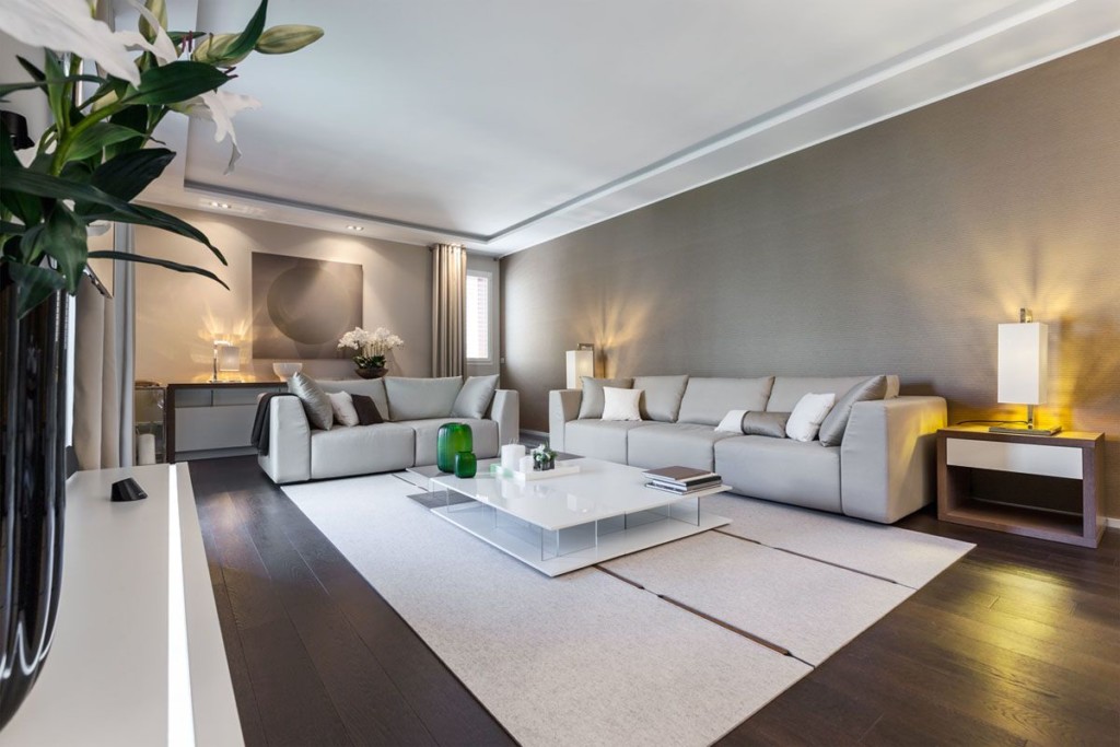 Éclairage du salon de l'appartement moderniste