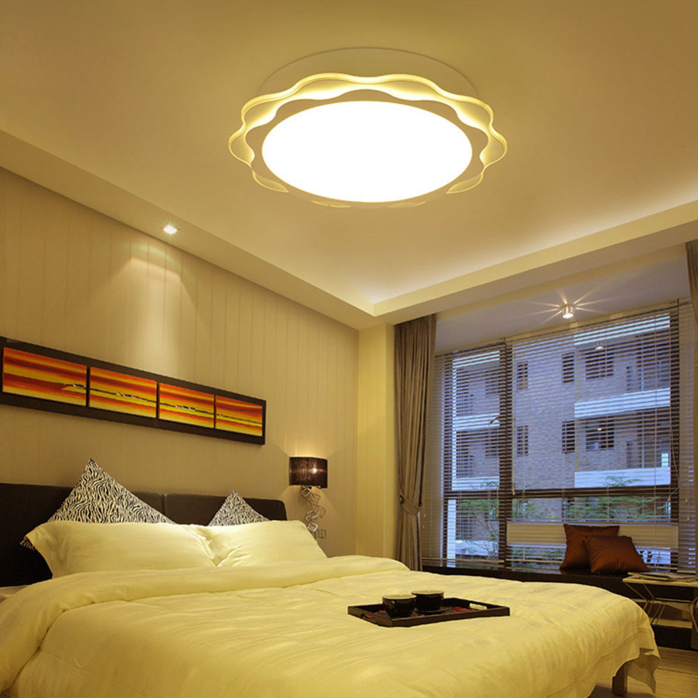 Éclairage dans la chambre avec un poste de travail de fenêtre