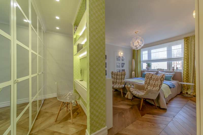 Cloison dans la chambre avec un lieu de travail