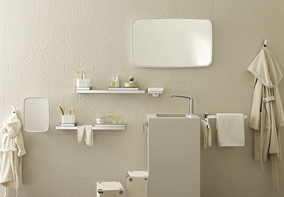 Modern tarzda bir banyoda plastik raflar