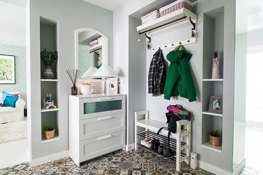 Veste verte sur un cintre ouvert dans le couloir