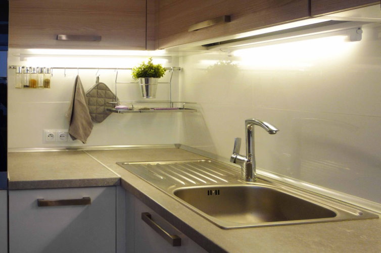 Лампи върху кухненска мивка от неръждаема стомана