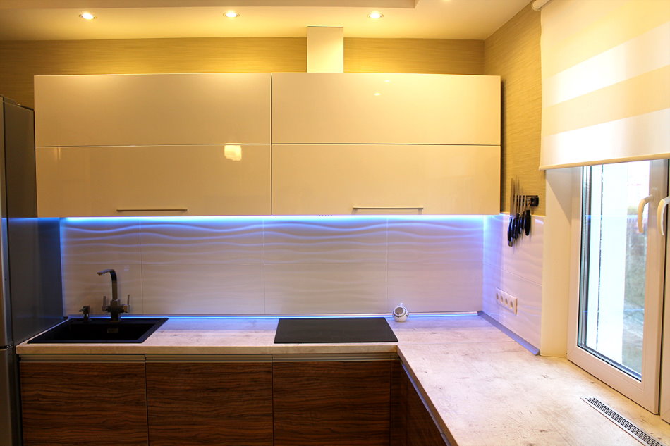 Високотехнологична кухня с осветление на работната зона