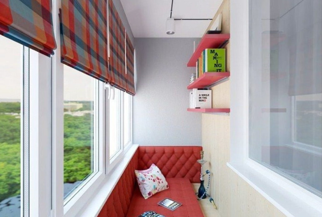 Étagères ouvertes sur le mur du balcon