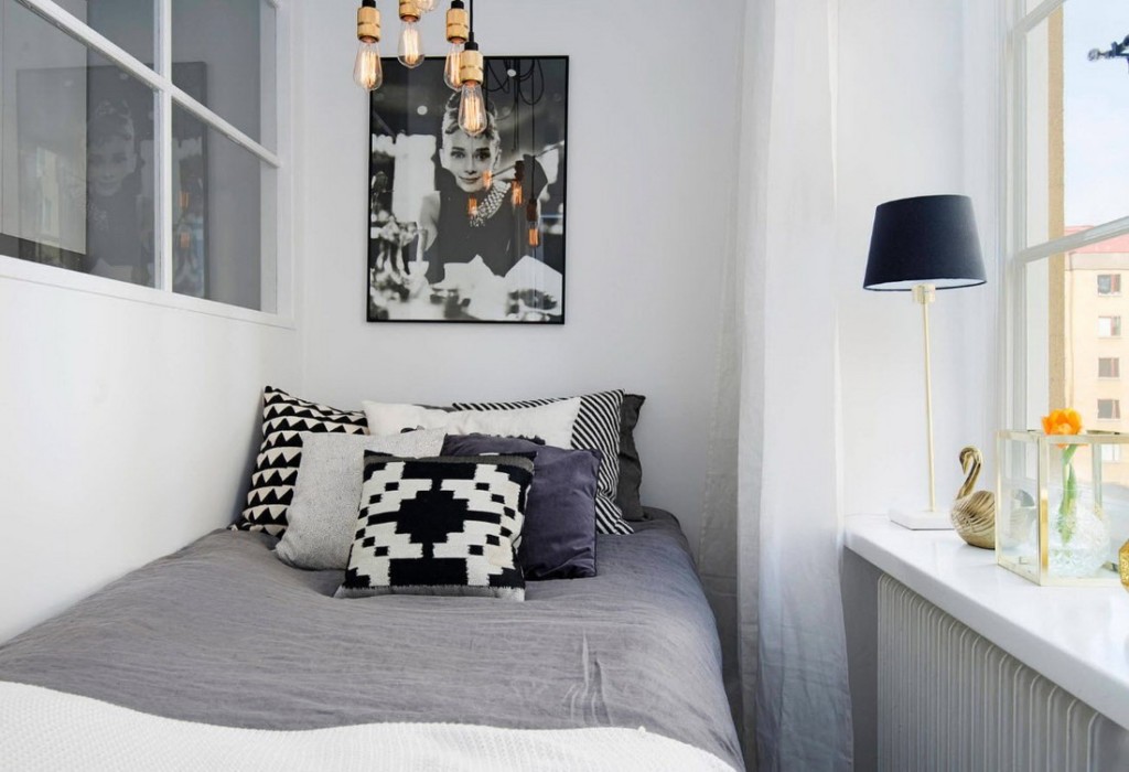 Lit étroit sur une loggia chauffée