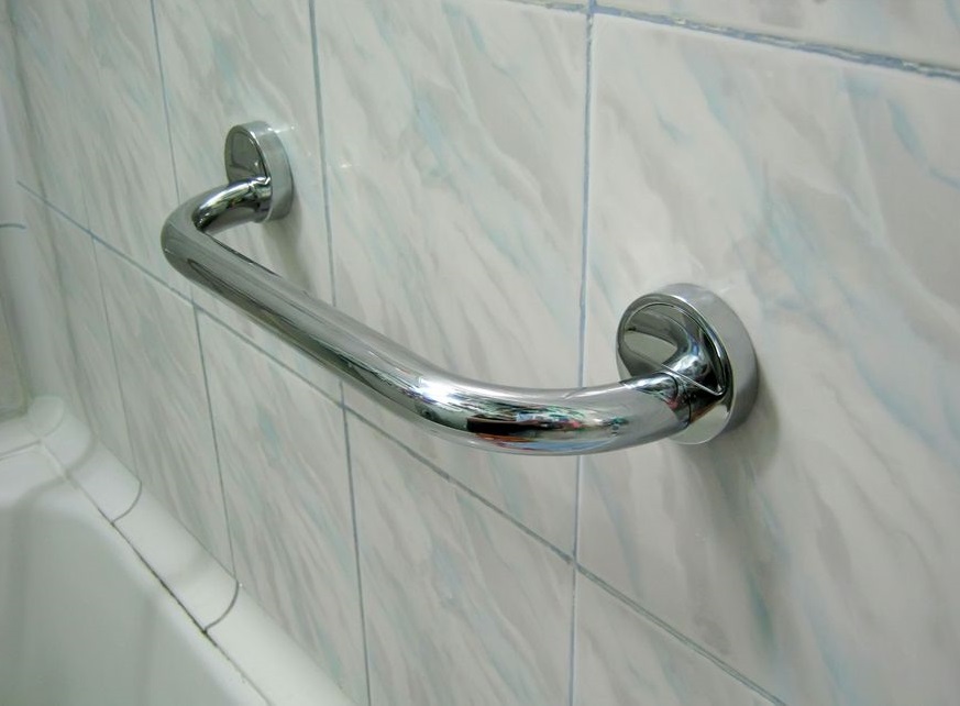 Banyoda seramik üzerine düz küpeşte