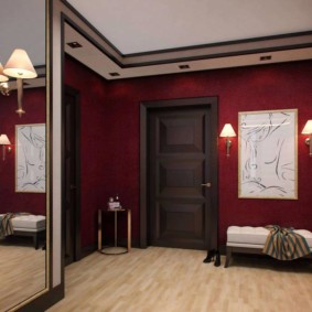 couloir de couleur vin