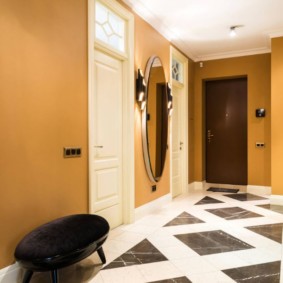 couloir dans un intérieur d'idées de style classique