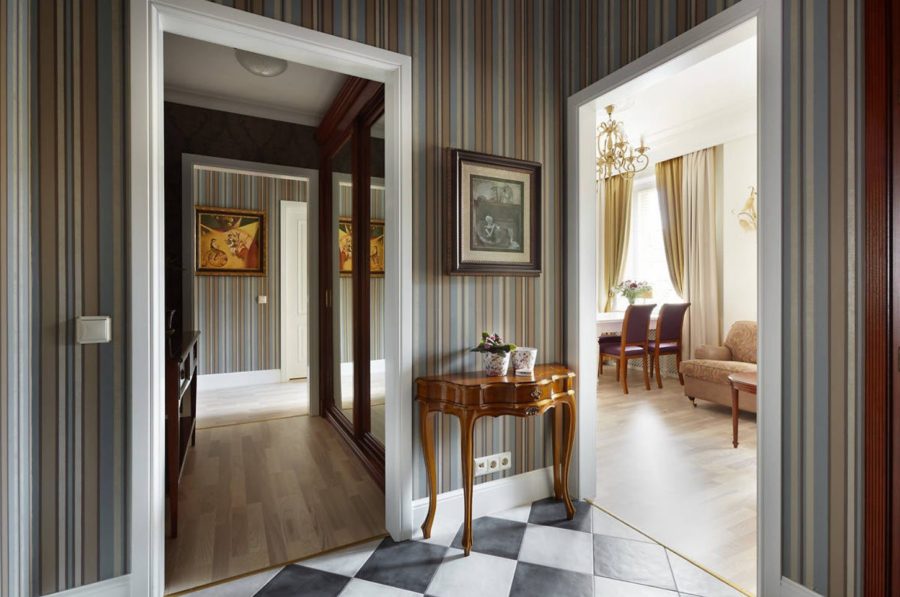 petit hall d'entrée de style classique