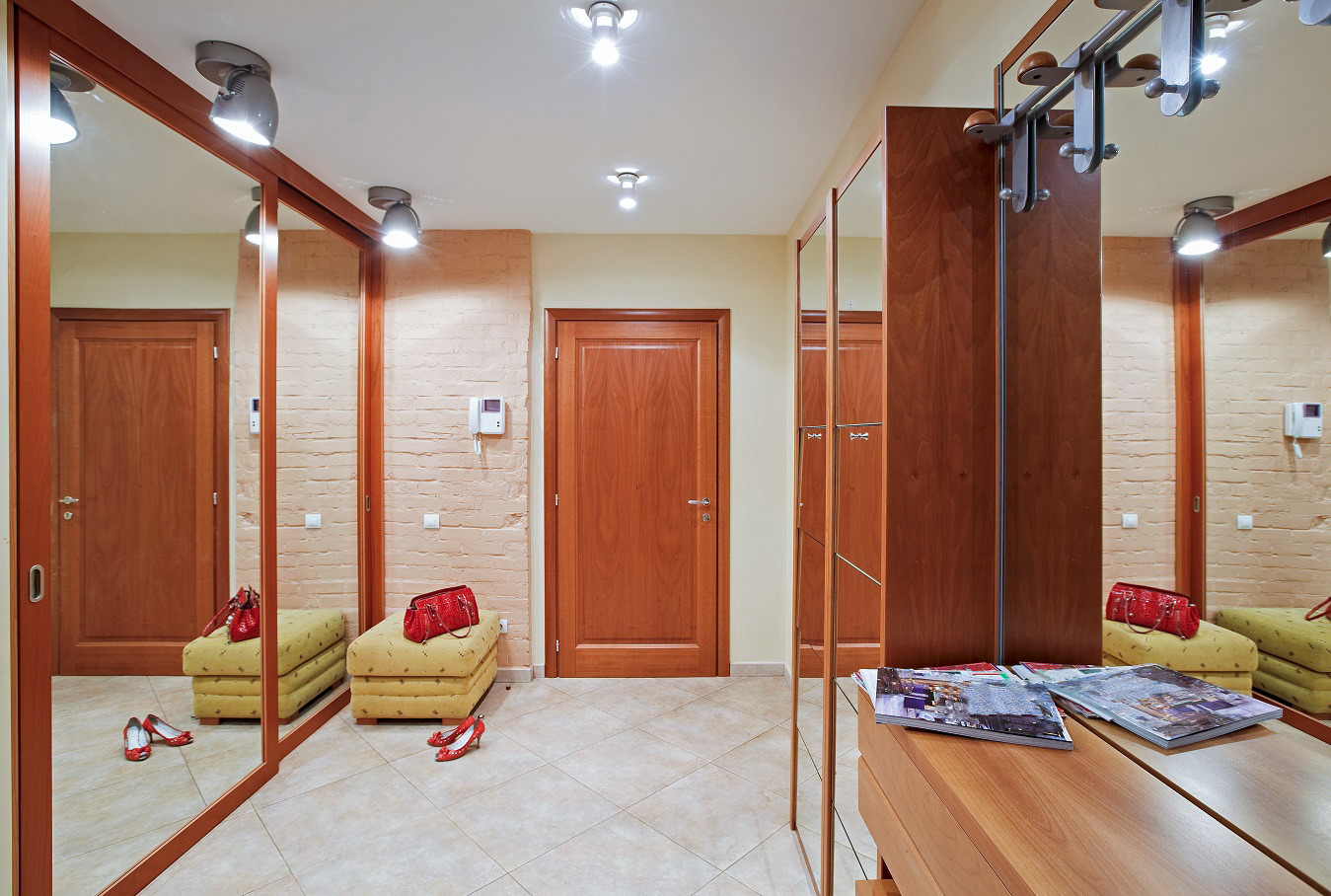 المدخل في شقة في منزل لوحة