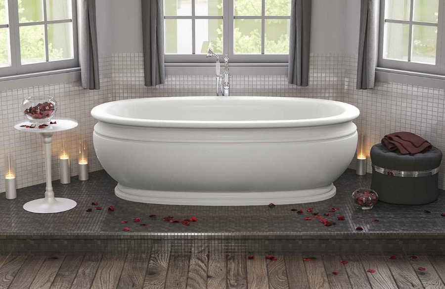 Baignoire en acrylique sur le podium dans une pièce avec fenêtres