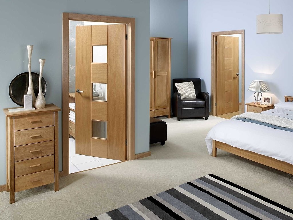 Portes battantes dans la chambre de l'appartement