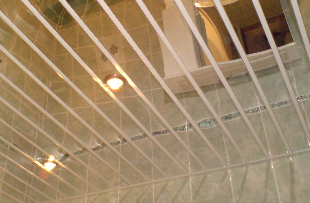 Plafond miroir à lattes dans une petite salle de bain
