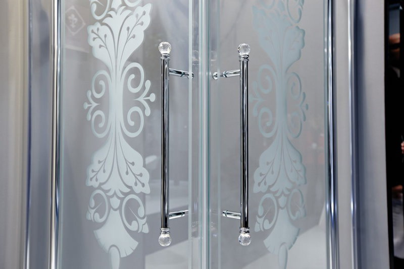 Dessin sur la toile d'un rideau de verre dans la salle de bain