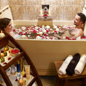 Tựa đầu bằng gỗ trong bồn tắm đôi