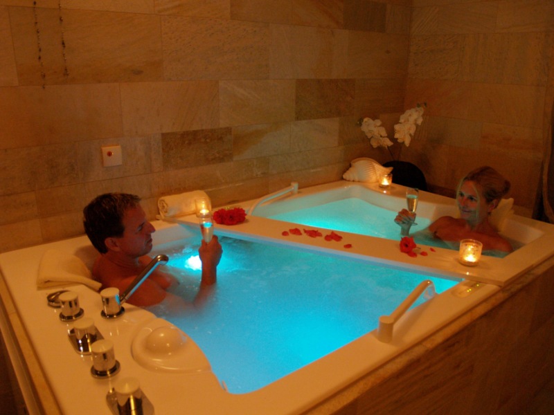 Bồn tắm acrylic cho hai mẫu Romeo và Juliet