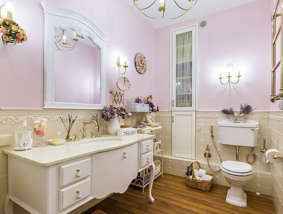 Pink walls in the bathroom