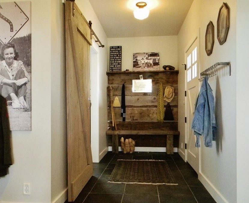 Trou coulissant sur le mur d'un couloir de style industriel