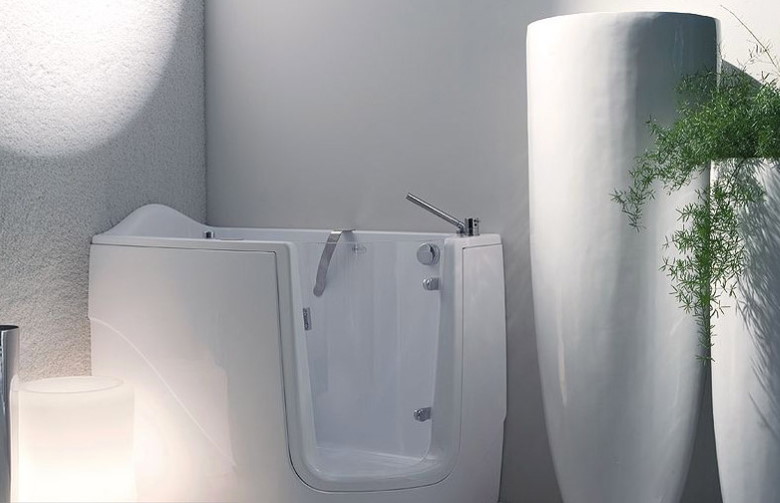 Insert en verre dans le rebord de la baignoire en acrylique