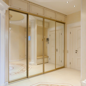 قاعة مدخل حديثة في شقة في منزل لوحة