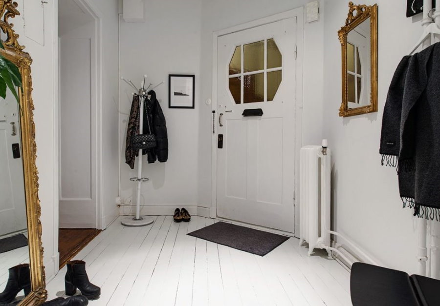 Vitrail dans le battant de porte dans le couloir