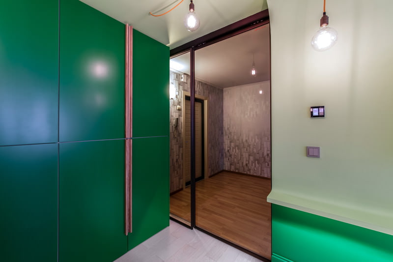 Porte coulissante en verre dans le couloir