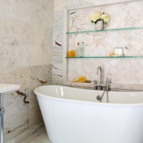 กระจกห้องน้ำชั้นวางของภายในภาพ