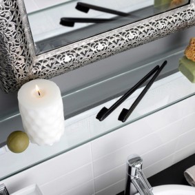 ชั้นวางแก้วสำหรับแนวคิดการออกแบบห้องน้ำ