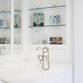 ภาพรวมชั้นวางของห้องน้ำกระจก