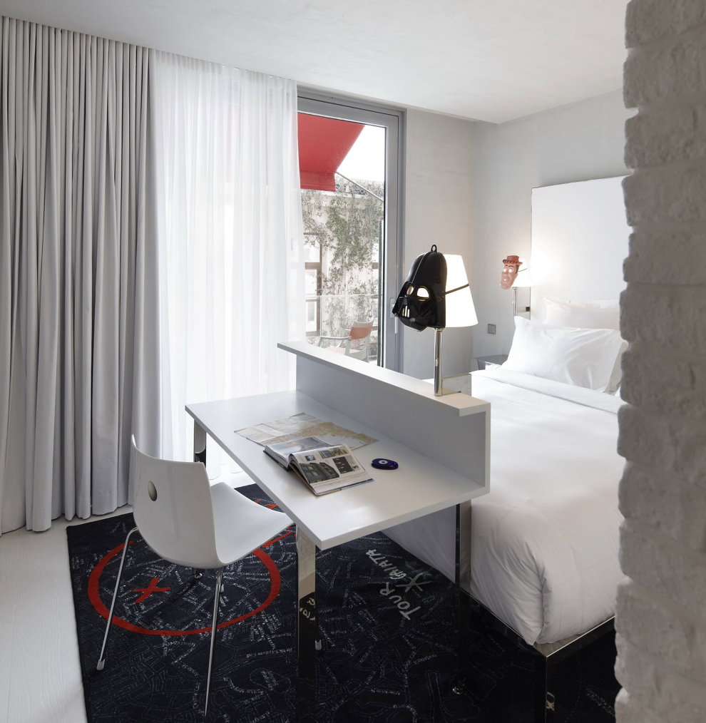 Une petite table près du lit dans une petite chambre